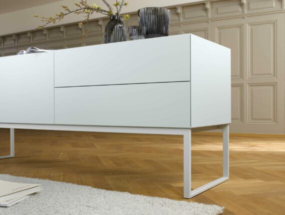 pure klassisches Sideboard mit hohen Fuessen